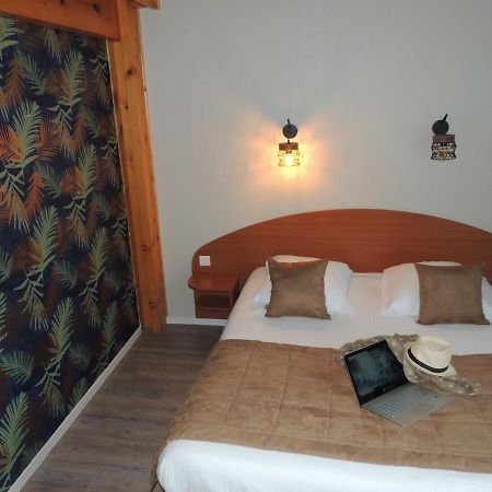 Logis Hotel Les 3 Marchands Bressuire Kültér fotó